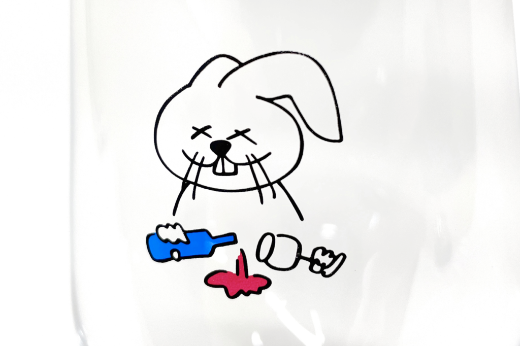 グラスへの多色印刷事例：2色・3色使いでブランドロゴやイラストを忠実に再現。記憶に残る鮮やかなコントラストの印刷。