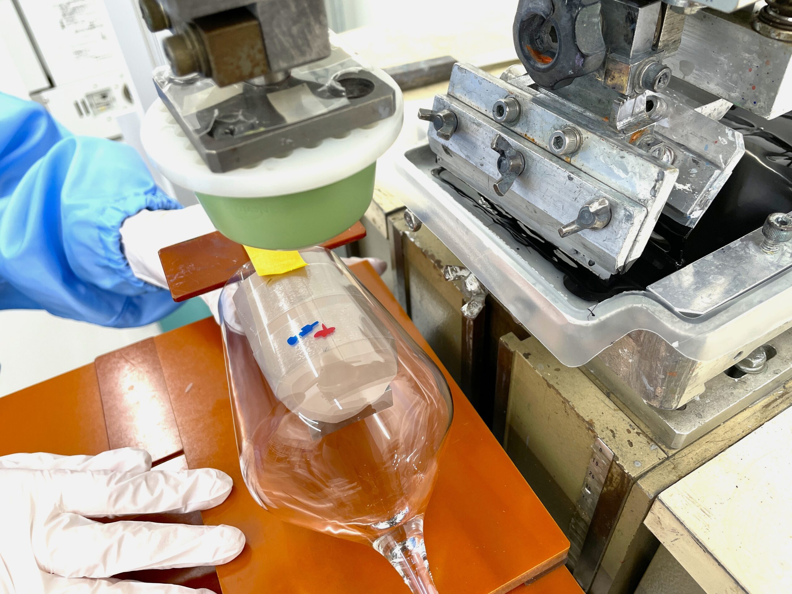 パッド印刷機でグラスを印刷している様子