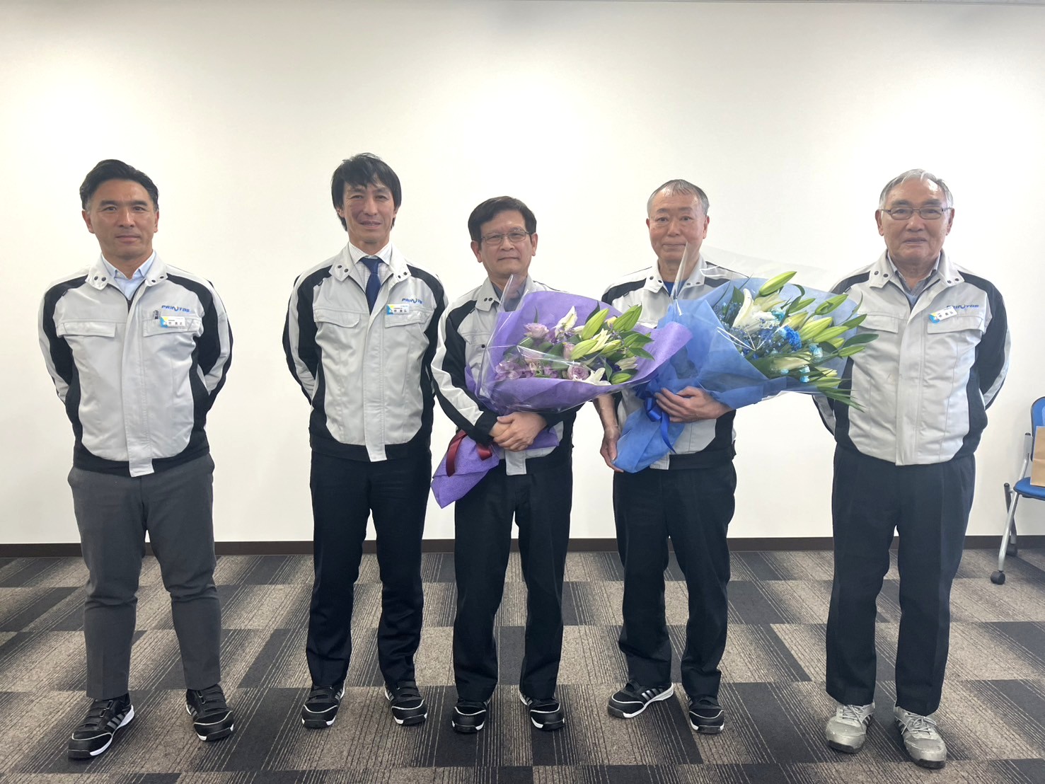 現場を支え続けてくれたお二人へ。感謝の退職セレモニー｜名入れ印刷で