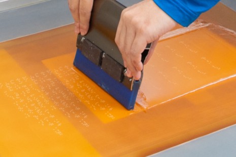 スクリーン点字印刷をしているところの写真