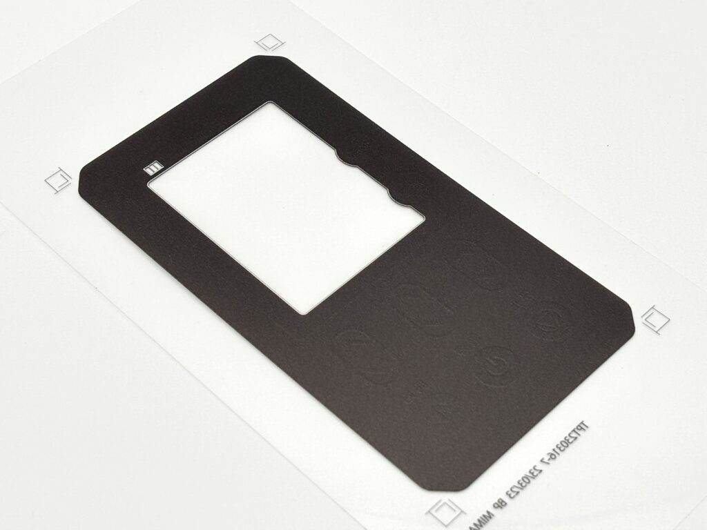 操作シートの裏面。黒色や白色を重ねて印刷することで、光が透けるのを防いだり、表面のフルカラーの発色をよりきれいに見せる効果があります。